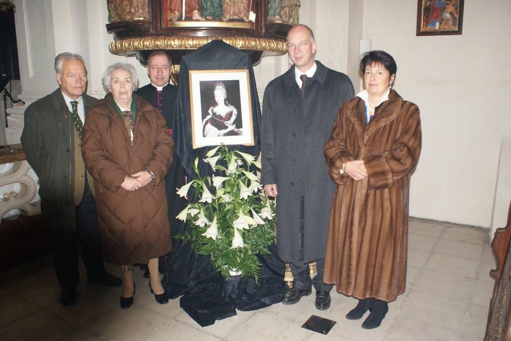 Beim Bild der Fürstin-Stifterin Angehörige der Grafenfamilie Montecuccoli und Rektor